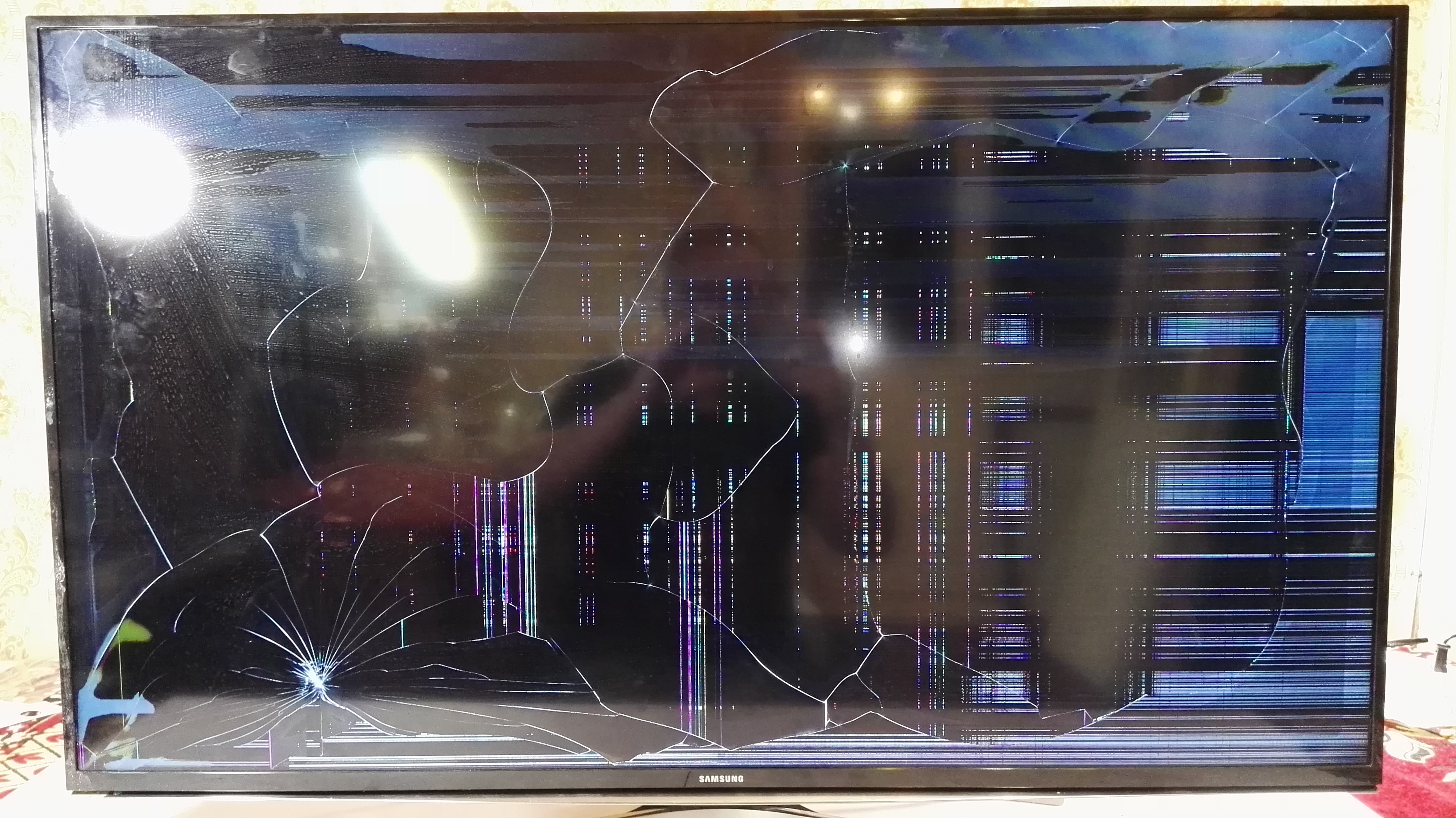Починить разбитый телевизор. Разбитый телевизор. Разбит экран телевизора Samsung. Разбитый телевизор самсунг. Разбитый экран плазмы.