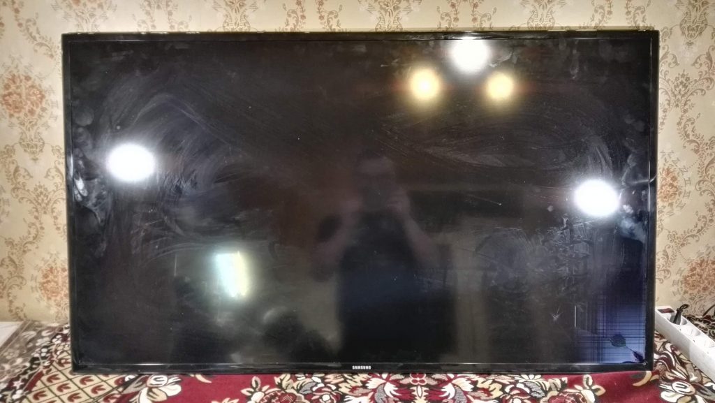 Во время уборки треснули экран телевизора Samsung UE50F6130AK