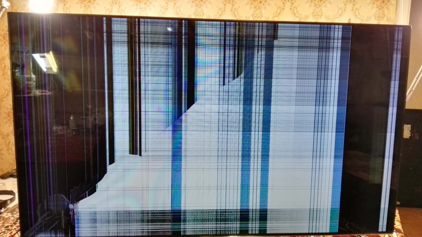 Ребенок кинул пульт в телевизор Samsung UE55F8000AT