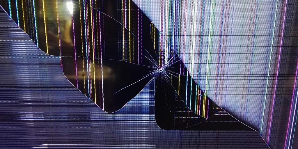 Ребенок уронил телевизор LG 42LA667V на пол